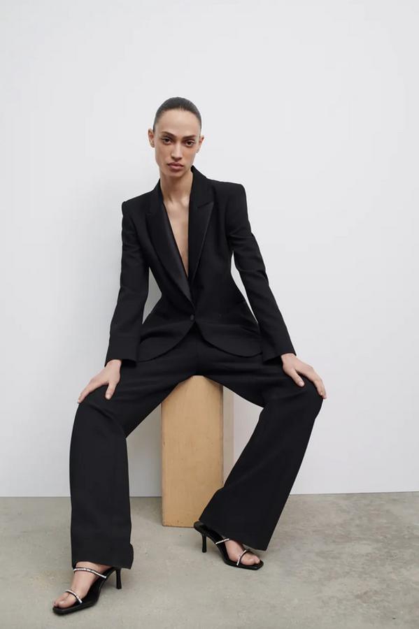 Confeccionada con al menos un 25% de poliéster reciclado, esta blazer de Zara con cuello y solapa, mangas largas y bolsillos delanteros de vivo viene con cierre frontal de botón y cuesta 49,95 euros. Está disponible entre las tallas XS y XL.