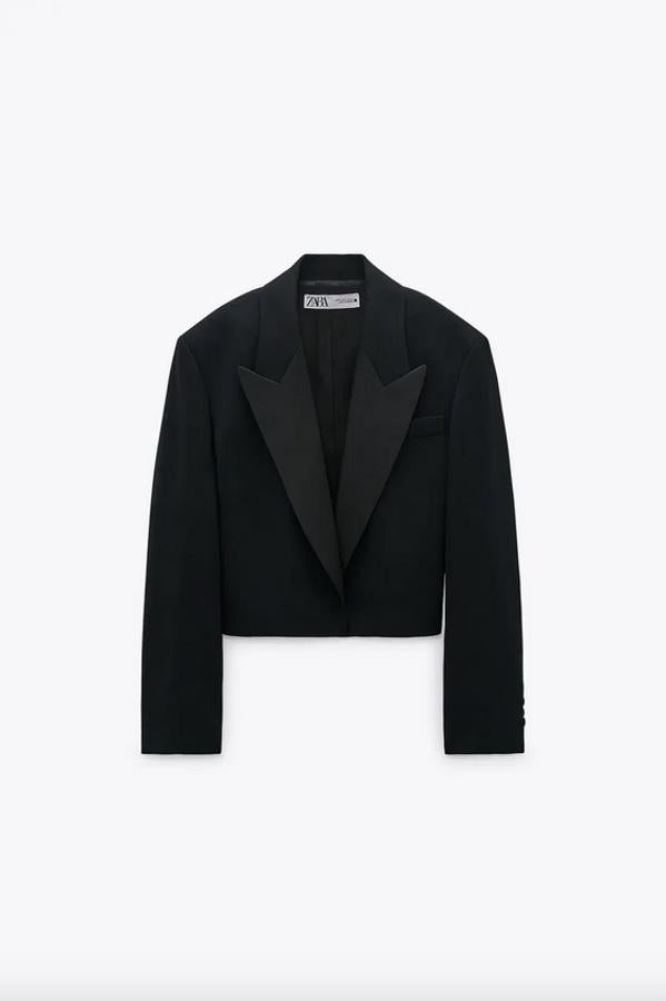Diseño cropped para esta blazer de Zara con cuello solapa, manga larga con hombreras, bolsillo de vivo en el pecho y detalle de tejido combinado a tono. Disponible entre las tallas XS y XL por 59,95 euros.