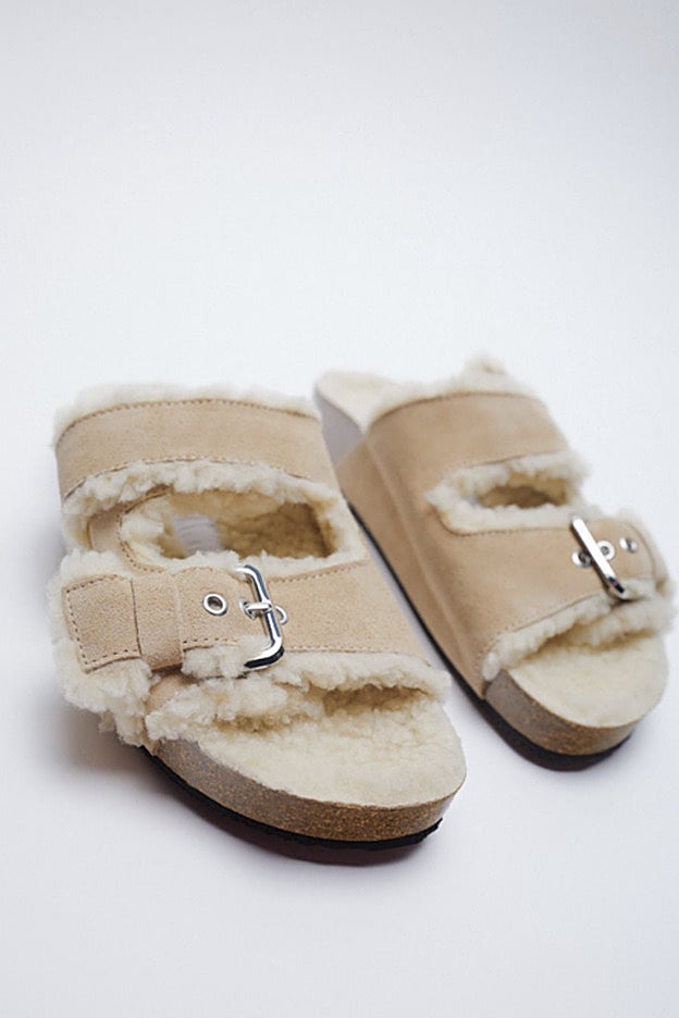 Sandalias de borreguito adornadas con hebillas de Zara.