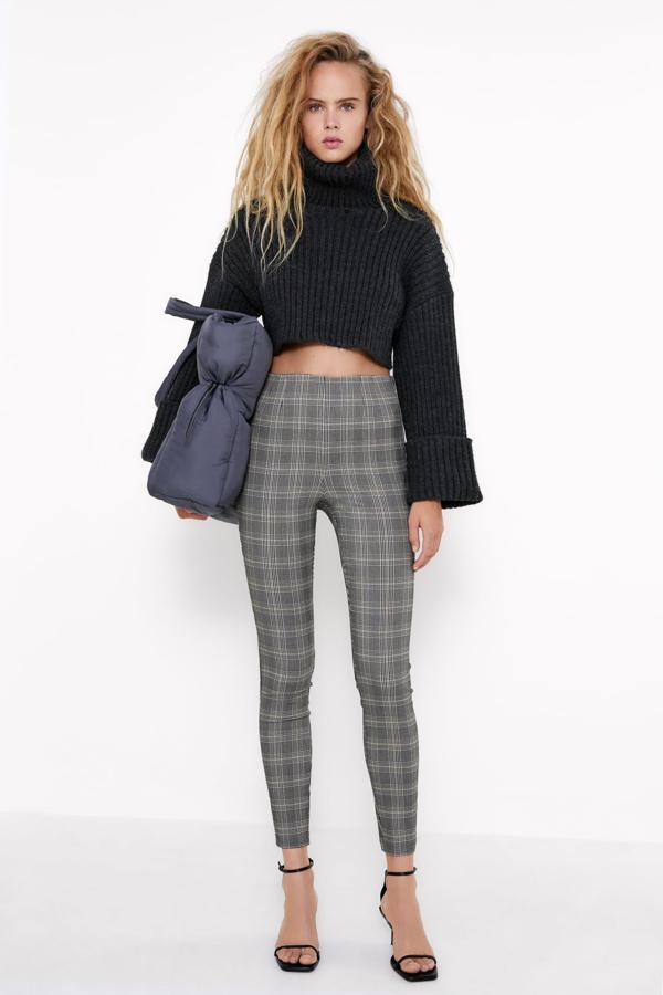 Leggings elásticos de cintura alta con estampado de cuadros, de Zara (19,95 €).