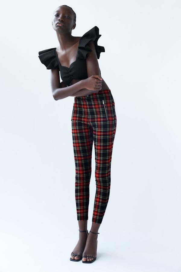 Leggings elásticos de cintura alta con estampado de cuadros escoceses, de Zara (19,95 €).