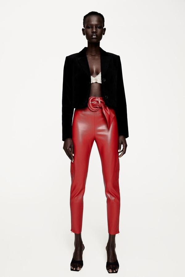Legging efecto piel con cinturón a juego, de Zara (25,95 €).