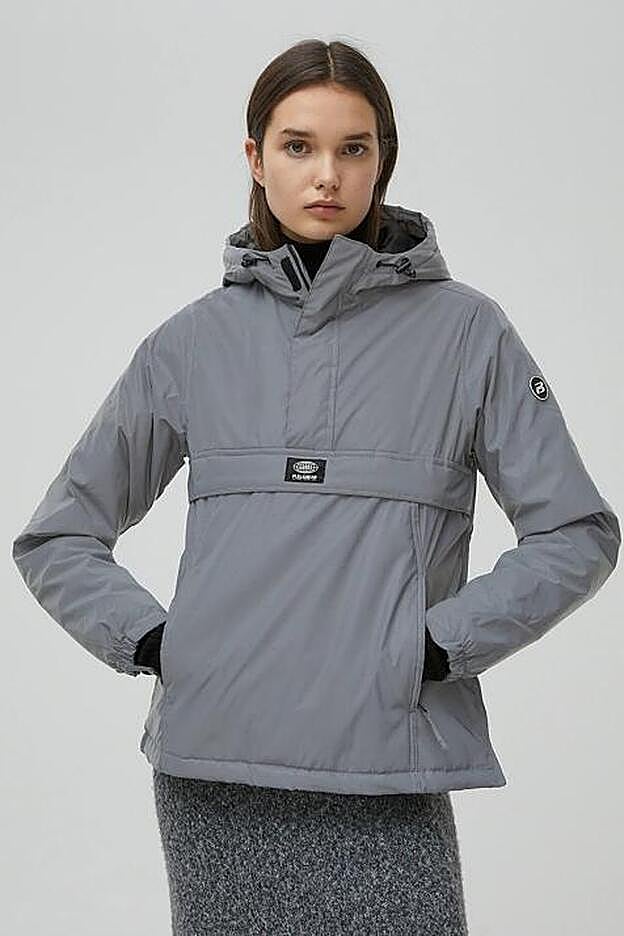 Calentita, cómoda y combinable, esta cazadora canguro está dispinible en tres colores.