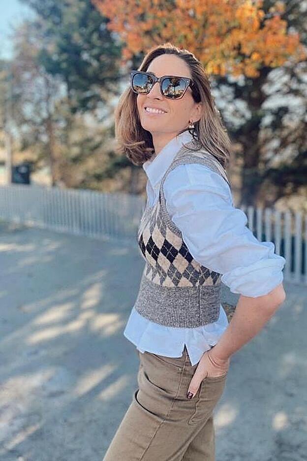 Su corte "crop" es perfecto para combinar con camisas oversize y pantalones de tiro alto