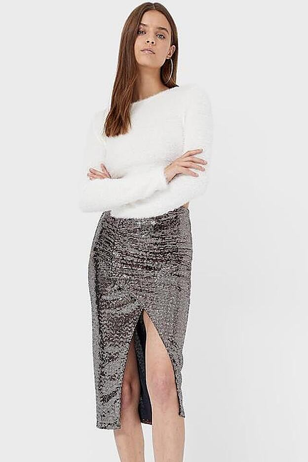 De tiro alto, esta falda midi destaca por su abertura en la parte delantera.