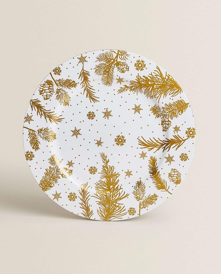 En color blanco con estampado de hojas doradas, este bajoplato tiene un precio de 4,99 euros.