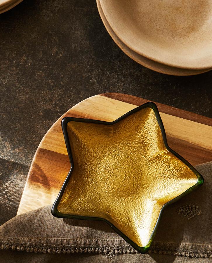 Este bowl hecho en vidrio con foil de oro en forma de estrella está disponible en dos colores, verde y rojo, y tiene un precio de 4,99 euros.