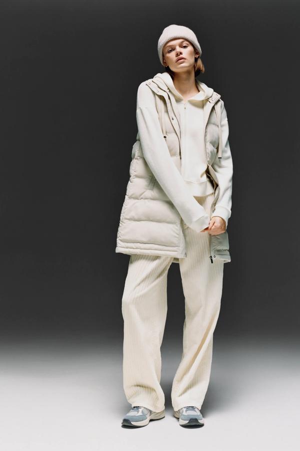 Disponible en crudo o en negro, este chaleco acolchado de cuello subido y capucha ajustable con cordones cuenta con bolsillos delanteros con cremallera y cierre frontal con cremallera y botones a presión. Tiene un precio de 39,95 euros.