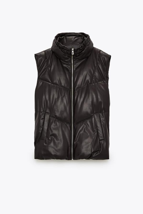 Confeccionado en tejido de efecto piel de color marrón, este chaleco de cuello subido y bolsillos delanteros cuenta con bajo acabado con cordón ajustable y tiene un precio de 49,95 euros.