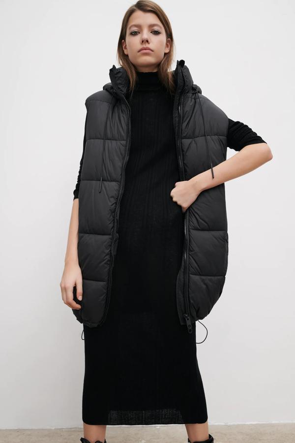 En color negro, este chaleco con capucha y bajo ajustables con cordones elásticos cuenta con cierre frontal de cremallera y tiene un precio de 29,95 euros.