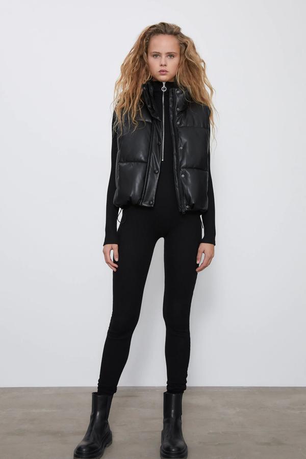 Este chaleco acolchado en tejido de efecto piel de color negro cuenta con cierre frontal mediante cremallera y botones a presión y bolsillos laterales. Tiene un precio de 29,95 euros.