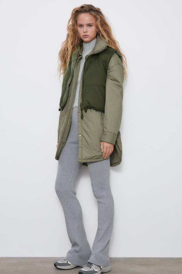 En color verde caqui, este chaleco acolchado reversible con cierre frontal con cremallera y cuello subido tiene un precio de 25,95 euros.