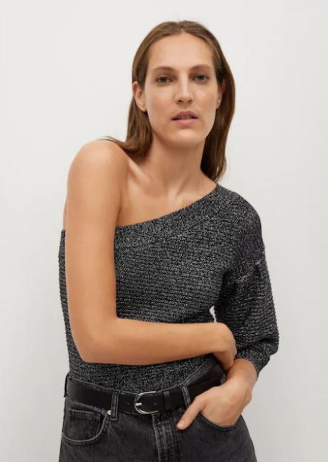 Jersey gris con brillos y escote asimétrico, de Mango (25,99 euros).
