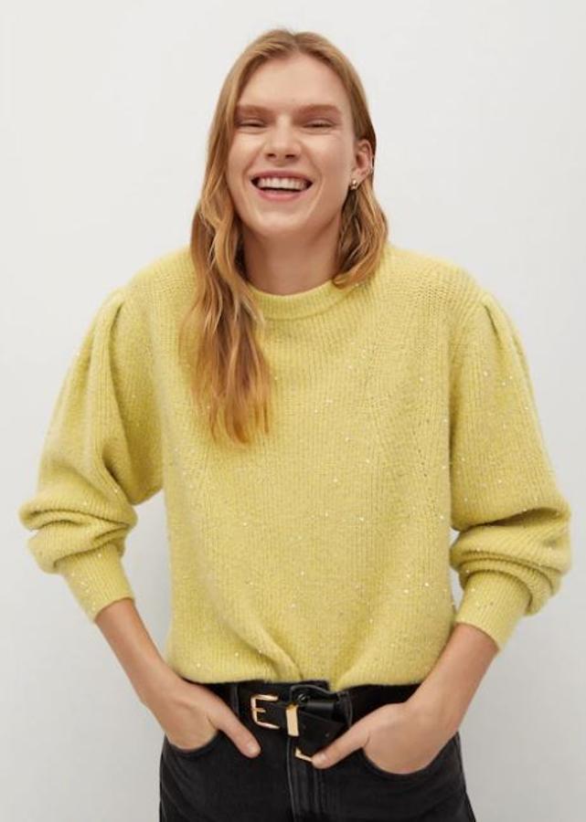 Jersey amarillo con adorno de lentejuelas pequeñas, de Mango (29,99 euros).