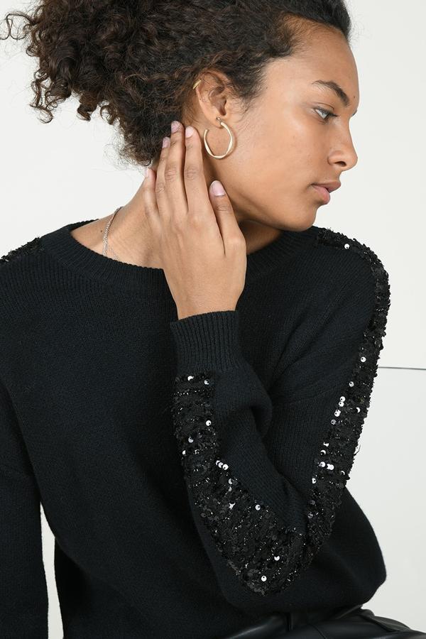 Jersey negro con las mangas adornadas con lentejuelas, de Molly Bracken (70,55 euros),