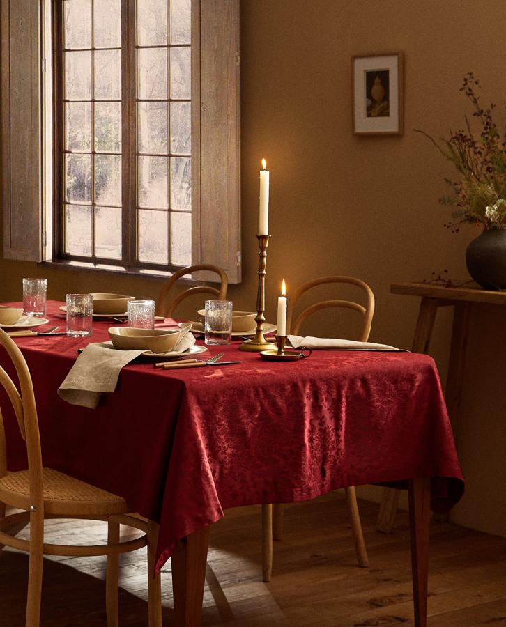 Confeccionado en 100% algodón, encontramos este mantel jacquard en color rojo o verde. Está disponible en dos tamaños, de 170x250 centímetros (35,99 euros) o de 170x350 centímetros (45,99 euros).