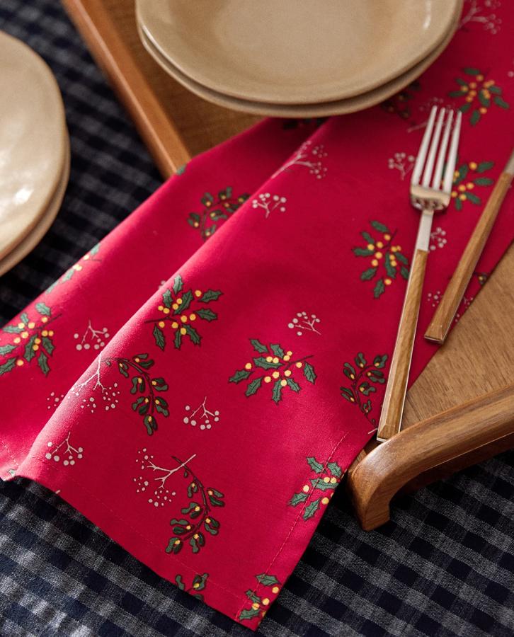 Este pack de dos servilletas de algodón rojo con estampado de acebos tiene un precio de 6,99 euros.