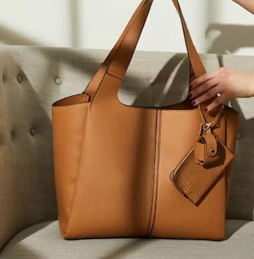 Maxi bolso efecto piel con detalle de monedero a juego (14 euros en Primark).