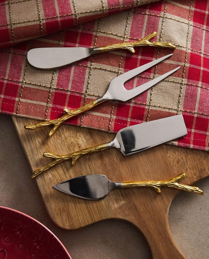 Fabricado en acero y latón, este set de cuatro utensilios para el queso está formado por dos cuchillos, una pala y un pincho. Tiene un precio de 17,99 euros.