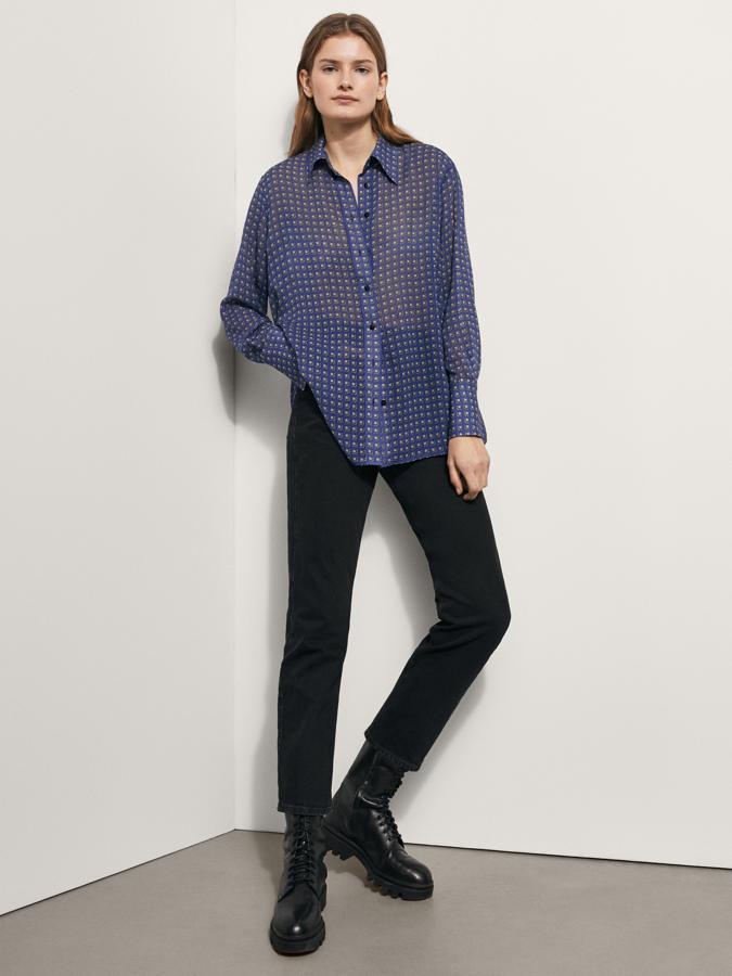 De corte recto y cuello clásico acabado en punta, esta camisa de Massimo Dutti con puños abotonados y bajos con aberturas laterales en azul con estampado de cuadros blancos tiene un precio de 49,95 euros y está disponible entre las tallas 34 y 44.