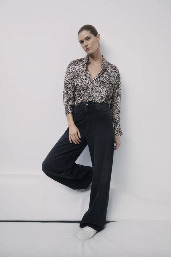 Confeccionada con un 25% de poliéster reciclado, esta camisa de Zara con cuello solapa y mangas largas viene con estampado de leopardo en tonos negros y grises, bolsillos de solapa en la pechera y cierre frontal de botones ocultos por tapeta. Con un precio de 25,95 euros, está disponible entre las tallas XS y XL.