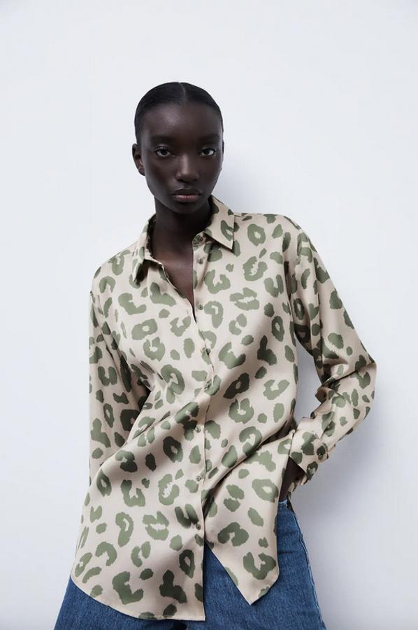 Otra de las propuestas con estampado de leopardo es esta camisa de Zara con fondo beige con estampado en verde que tiene cuello solapa y cierre frontal de botones. Cuesta 22,95 euros y está disponible entre las tallas XS y XL.
