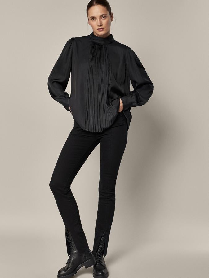 Con detalle de frunces en el frontal, esta camisa fluida de Massimo Dutti con cierre en la trasera del cuello perkins tiene los puños abotonados. Podemos encontrarla entre las tallas 34 y 42 por 49,95 euros.