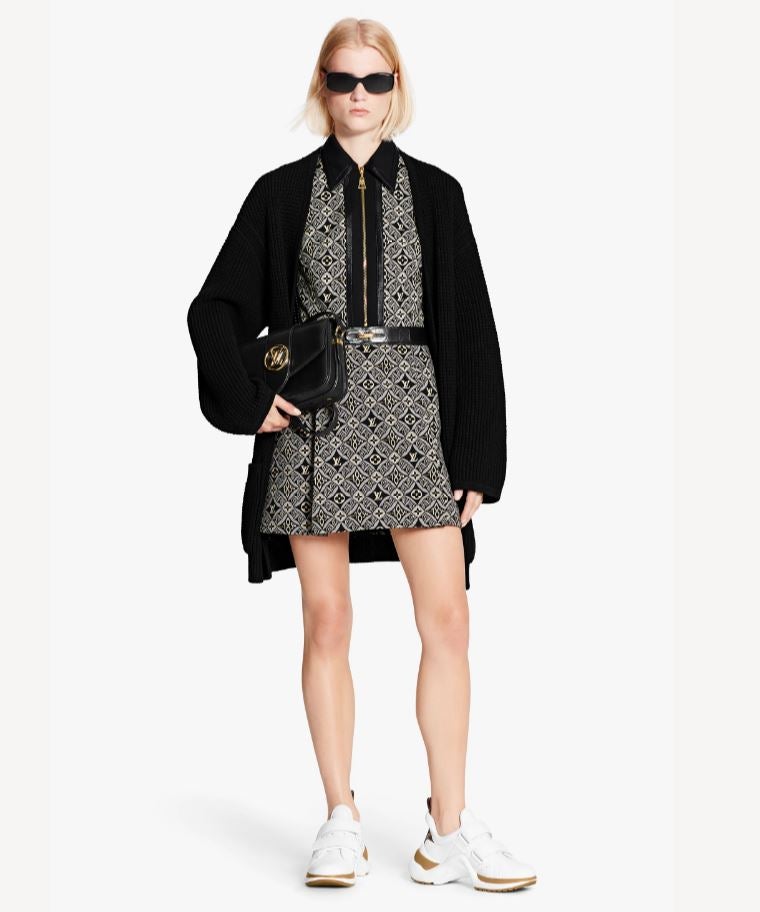 La colección Since 1854 de Louis Vuitton enterita, del bolso LV Pont 9 al vestido acampanado, la rebeca de cachemir o las zapatillas.