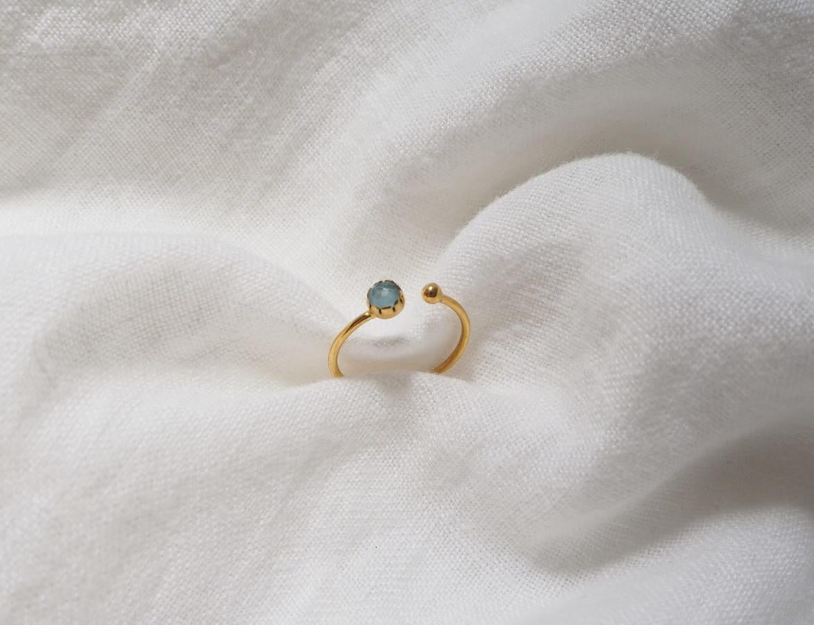 Anillo abierto con piedra redonda azul, de Joyas Calma (24 euros)