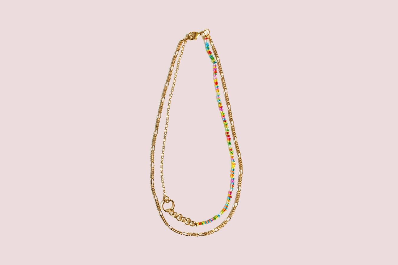 Collar de eslabones combinado con abalorios de colores, de Gaviria (115 euros).