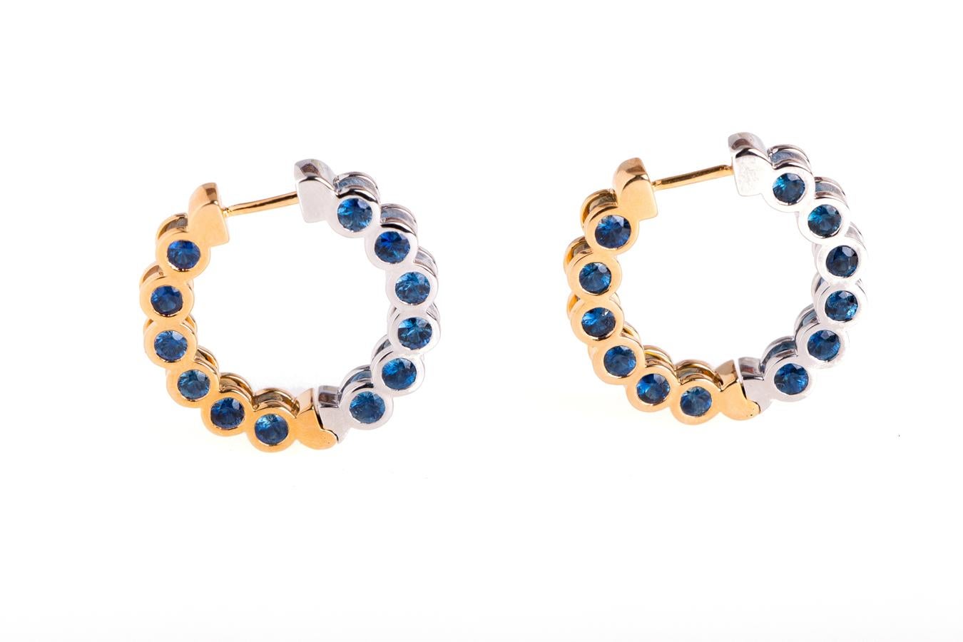 Pendientes en forma de aro con piedras azules, de Lisi Fracchia.