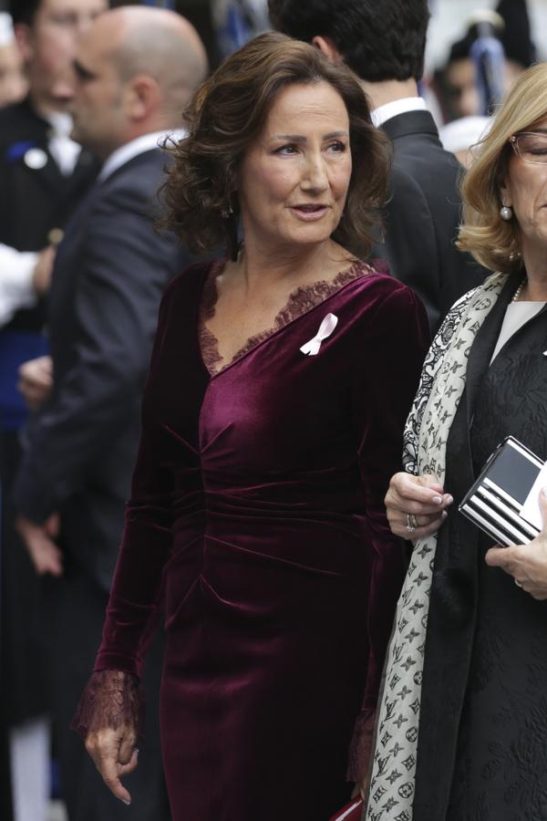 Otra mujer que siempre ha estado en un pretendido segundo plano y que este 2020 ha dado un paso al frente ha sido Paloma Rocasolano, madre de la Reina Letizia y reconocida como la abuela favorita de la Princesa Leonor, tal como descubrimos  en el documental de Amazon Prime Video sobre la heredera . A raíz de aquello, conocimos  todos estos secretos sobre su vida  y nos fijamos en  su radical cambio de imagen a golpe de retoque estético .