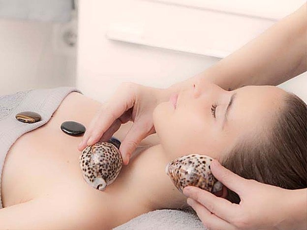 Las conchas marinas también sirven para dar relajantes masajes en rostro, cuello y escote.