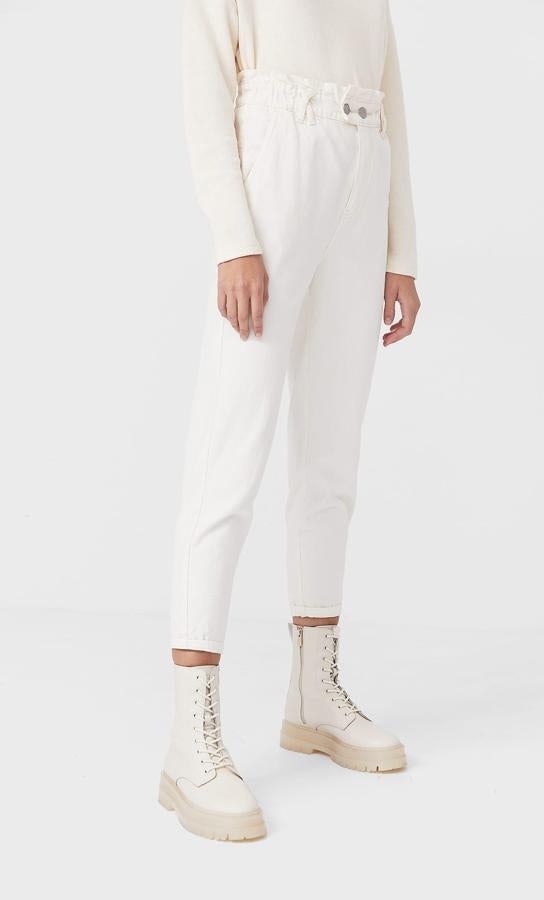 De tiro alto, con cintura elástica tipo paperbag, este pantalón baggy de Stradivarius en color vainilla viene con bolsillos laterales y bajo acabado en vuelta. Podemos encontrarlo entre las tallas XS y XL por 19,99 euros.