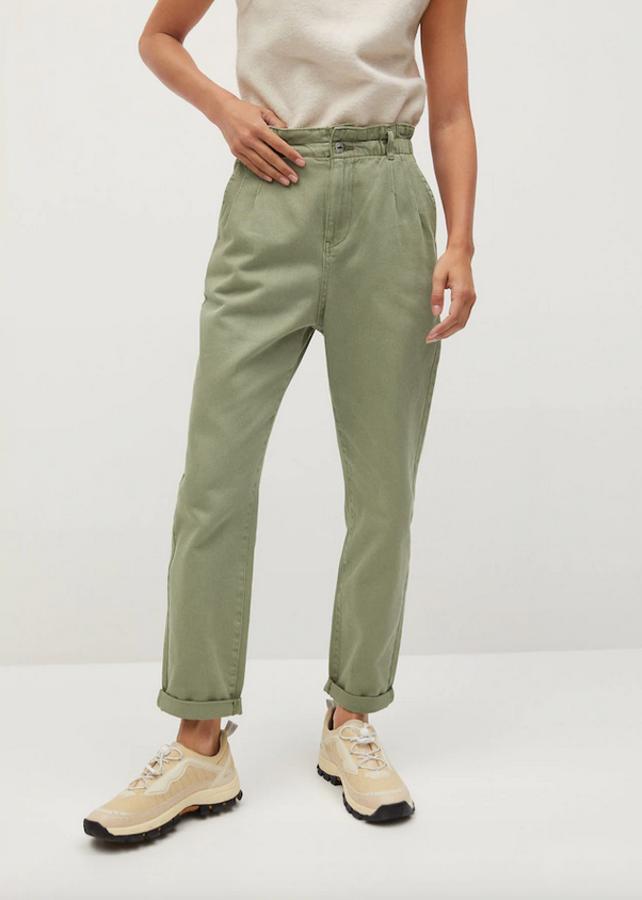 Tiro medio y cintura elástica para estos pantalones de algodón estilo denim de Mango con bolsillos laterales y bolsillos de plastrón en la espalda. Tienen detalle de pinzas en el frontal y podemos encontrarlos entre las tallas 34 y 42 por 25,99 euros.