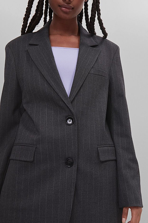 Americana oversize de Bershka, con un estampado de raya diplomática.