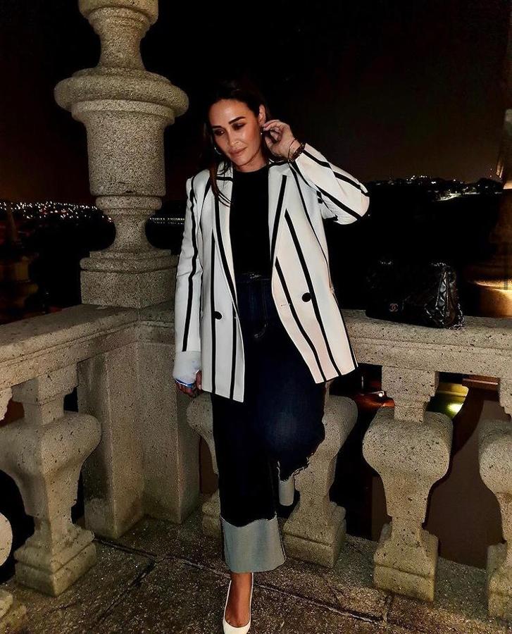 Las blazers son unas de las prendas favoritas de Vicky Martín Berrocal y durante este 2020 ha compartido diferentes modelos.. Esta de rayas nos encanta como queda con estos vaqueros culotte tan originales.