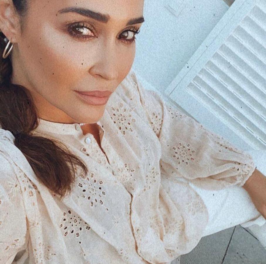 Probablemente esta sea una de las prendas que más éxito ha tenido del armario de Vicky Martín Berrocal. Una blusa calada de Zara que compartió en varias ocasiones y que combinó  con pantalones blancos .