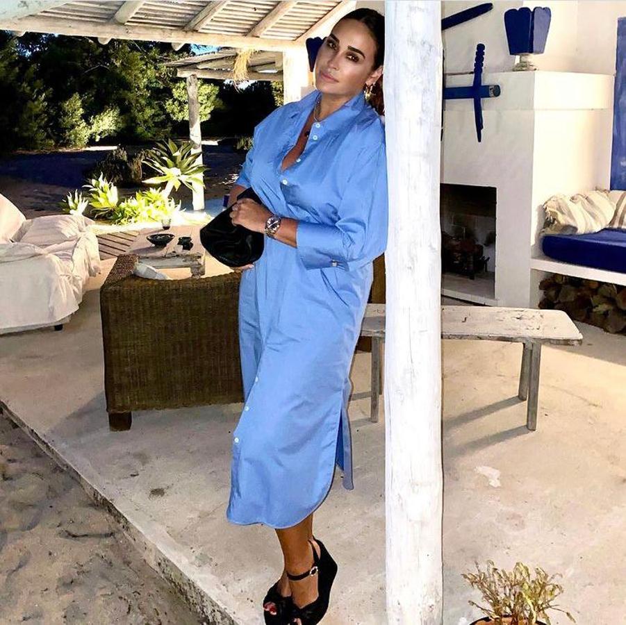 Este verano, Vicky Martín Berrocal nos dejó claro que el imprescindible para triunfar era un vestido camisero. Ella lució  este modelo midi en color azul de Zara  que le sentaba de maravilla y que combinó con complementos negros.