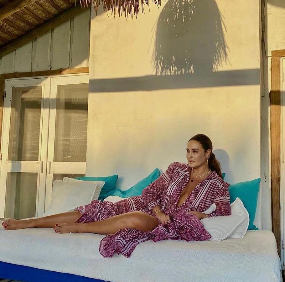 Por último, aunque Vicky es mucho de pantalones y apuesta siempre por prendas más cómodas, también triunfa con sus vestido. Este modelo de estilo playero que llevó en verano nos enamoró.