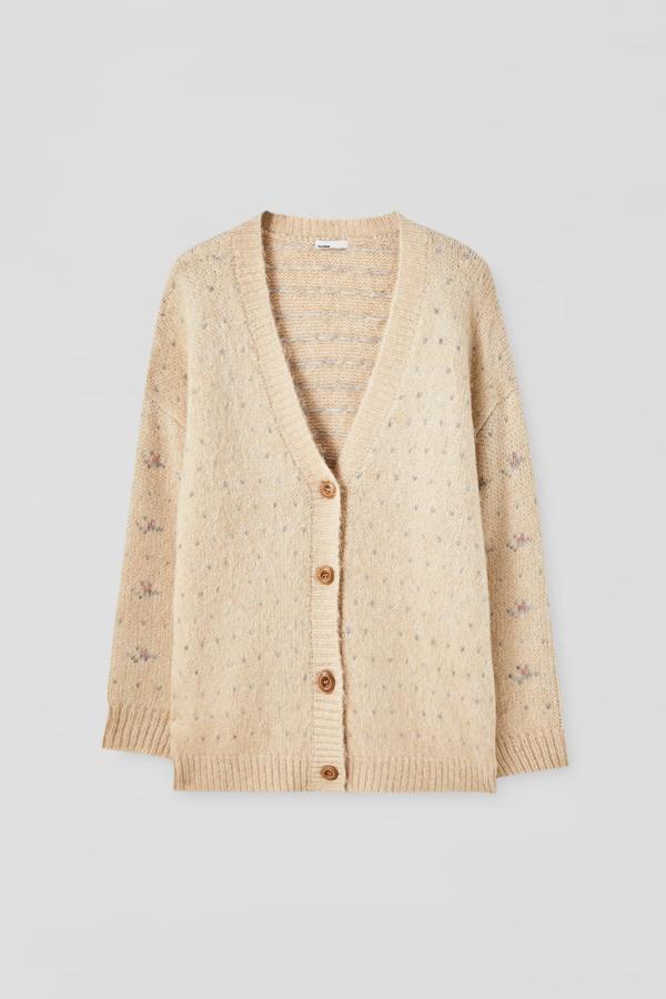 Chaqueta larga de punto de Pull & Bear (23,99 euros). El cárdigan perfecto para los días más fríos del invierno.