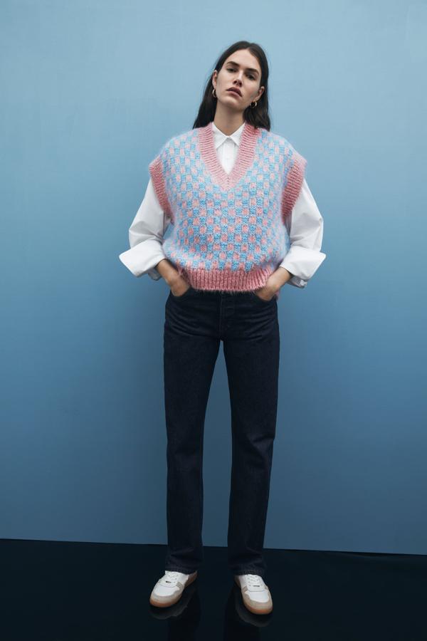 Chaleco con estampado geométrico de Zara (25,99 euros). Otra alternativa, en tonos pastel.