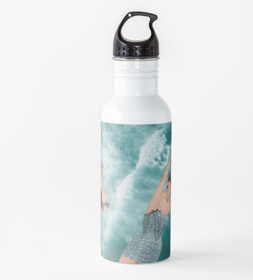 La botella de agua de @strpaperwoman, una diseñadora gráfica enamorada del mundo del papel que, a través de collages analógicos y digitales crea sueños y situaciones como esta. Precio: 18,78