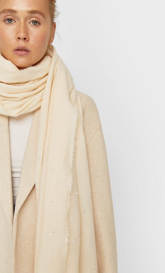 Esta bufanda de perlas en color crudo de Stradivarius, además de ser preciosa y calentita, está rebajada un 30% Consíguela por solo 9,09 euros.