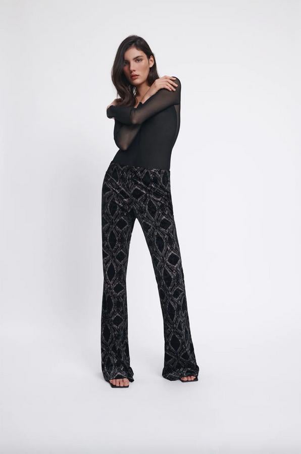Con detalle de aplicación de brillos a lo largo de toda la prenda, estos pantalones de corte flare con bajo acabado en línea evasé y color negro son de Zara y tienen el tiro alto. Podemos encontrarlos entre las tallas XS y XL por 29,95 euros.