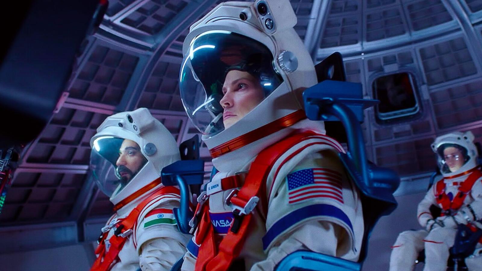 Mezcla de space opera y drama familiar, Away se quedó corta en lo último pero fue muy solvente en lo primero. No lo suficiente, sin embargo, porque no será renovada para una segunda temporada. No obstante, ver a  Hilary Swank  como Emma Green liderando a una tripulación internacional en una misión espacial crucial y peligrosa merece la pena.