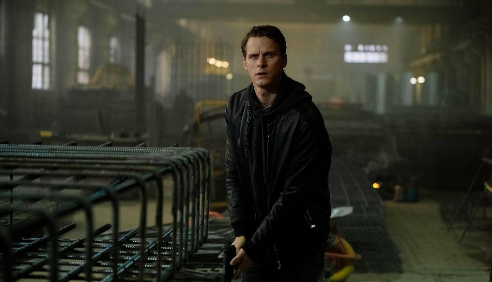 Que los árboles no te impidan ver el bosque: este chico de la foto no es Jonathan Groff, de Mindhunter, sino el actor sueco Adam Pålsson. Él ha sido el encargado de encarnar la reimaginación joven y contemporánea del detective Kurt Wallander, creado por el escritor Henning Mankell. Y lo ha hecho de manera tan solvente que Netflix ha decidido que habrá segunda temporada.