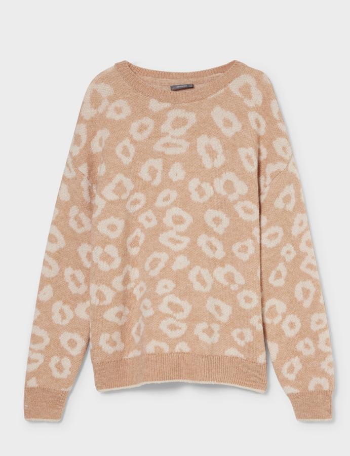 En color beige, este jersey con estampado animal y cuello redondo tiene un precio de 24,99 euros.
