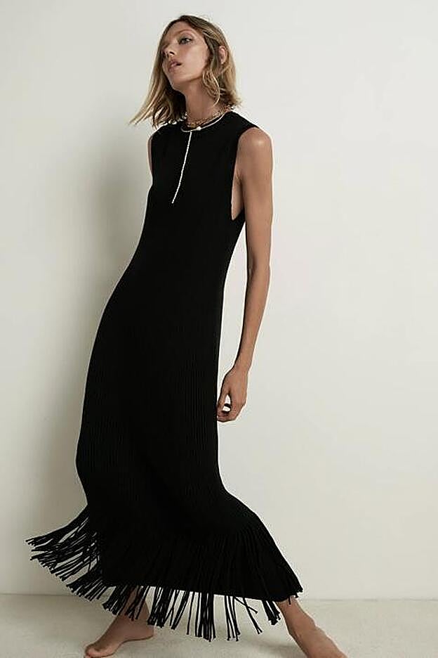 Convertido en objeto de deseo, este vestido de punto resulta de lo más favorecedor.