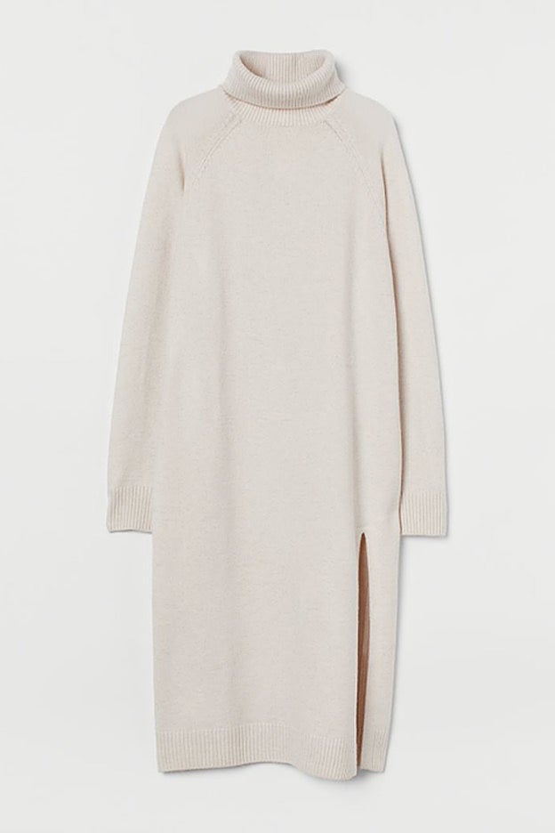 Vestido de punto de color blanco cremoso con abertura lateral de H&M.
